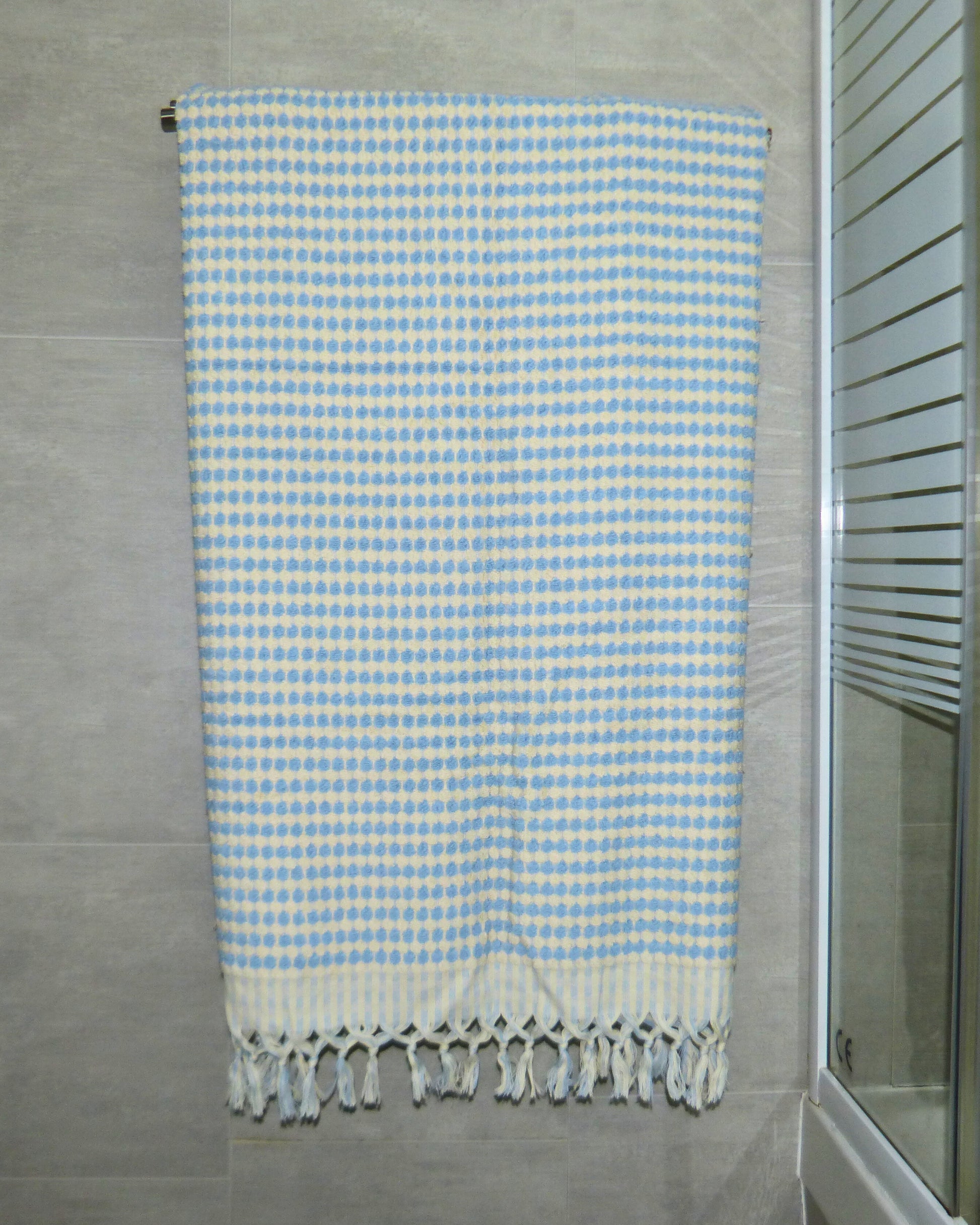 Serviette pompon bleu ciel